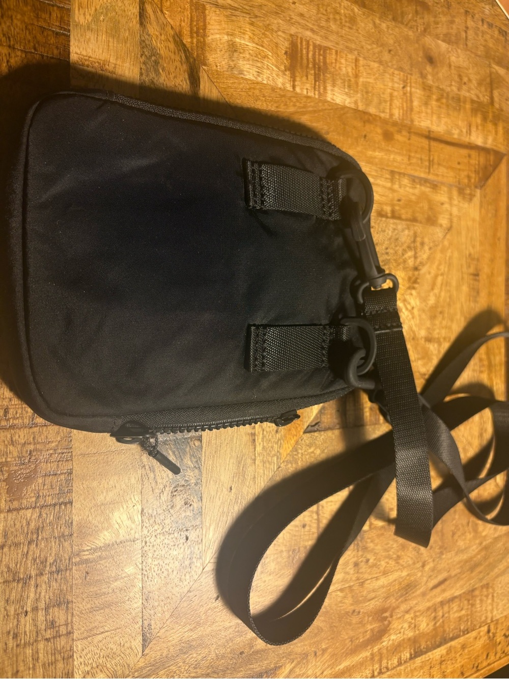 lululemon athletica Black Men's Small Crossbody Belt Bag - Picture 2 of 3